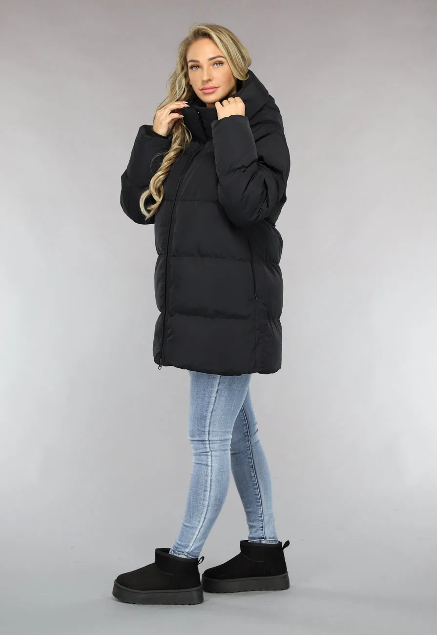 Schwarze Pufferjacke mit abzippbarer Kapuze