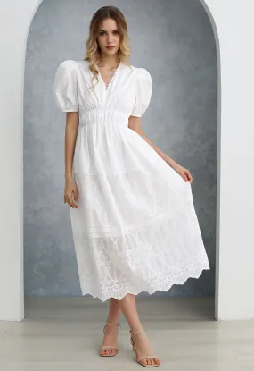 Weißes Kleid mit V-Ausschnitt, Puffärmeln und Stickerei